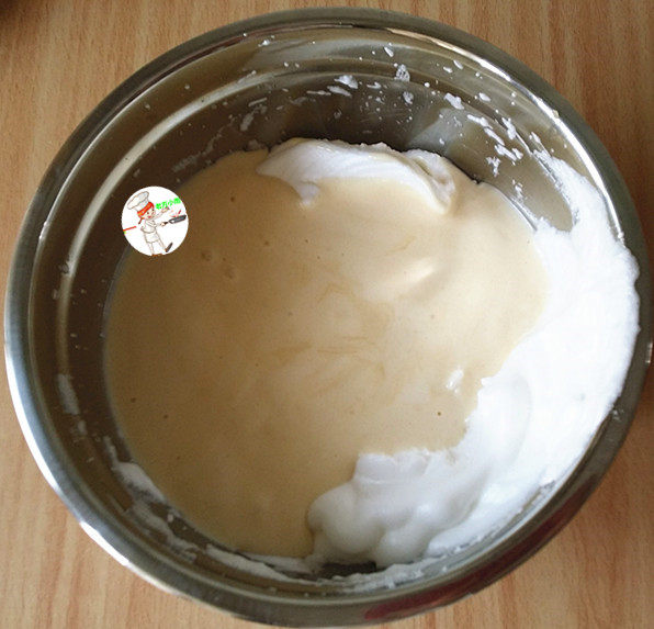 果子蛋糕,用刮刀从下往上翻拌均匀,拌好后再把它们回倒至蛋白盆中