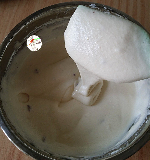 果子蛋糕,用刮刀快速翻拌均匀,同样不能转圈搅拌哦;拌好的蛋糕糊细腻光滑