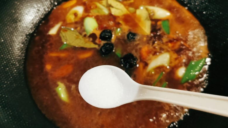 话梅排骨,烧开,放入盐调味。