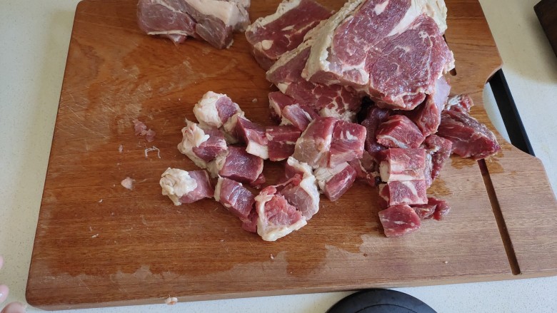 牛肉炖芋头,一块<a style='color:red;display:inline-block;' href='/shicai/ 216'>牛肉</a>清洗干净,切成小块