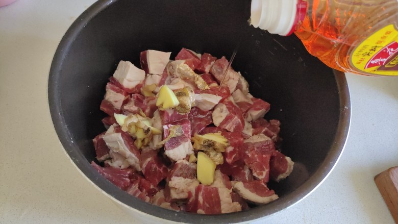 牛肉炖芋头,加入一勺<a style='color:red;display:inline-block;' href='/shicai/ 718'>料酒</a>,一小勺食盐
