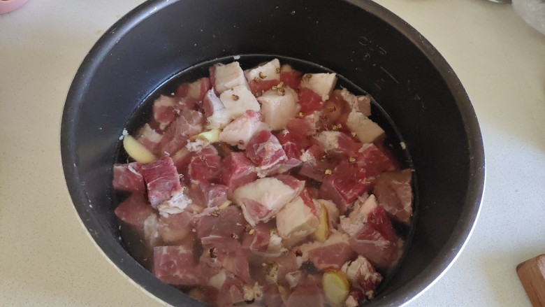 牛肉炖芋头,加入适量清水,放高压锅里炖熟