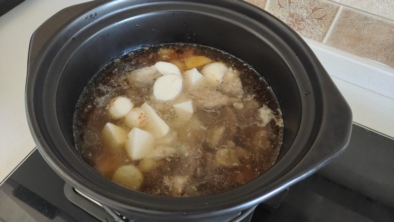 牛肉炖芋头,加入芋头块,一起小火再炖15分钟