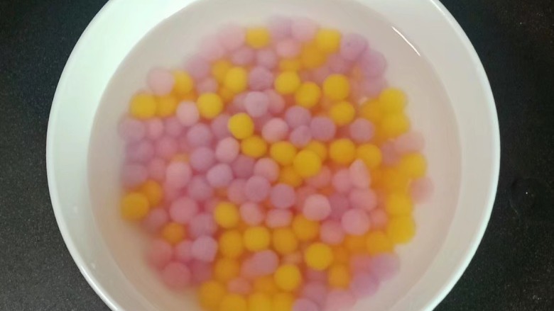 红糖酒酿圆子,捞出倒入冷水中