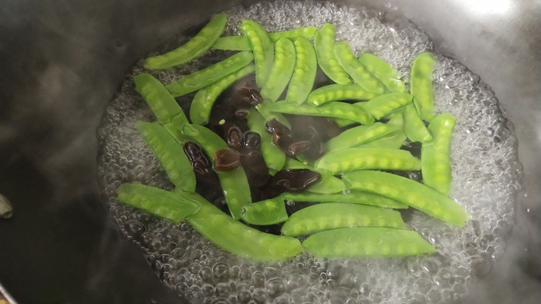 荷兰豆藕片,锅里放开水,把荷兰豆和黑木耳一同放进去,加点盐,焯水2分钟
