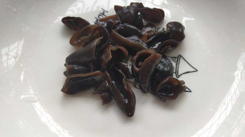 荷兰豆藕片,<a style='color:red;display:inline-block;' href='/shicai/ 136'>黑木耳</a>泡软后,洗净剪去根部的底蒂