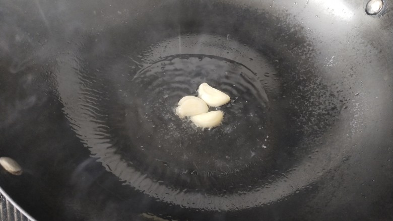 荷兰豆藕片,锅里放油烧热,放入蒜瓣炒香