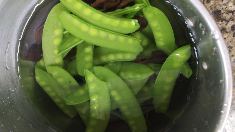 荷兰豆藕片,捞出来泡冷水中