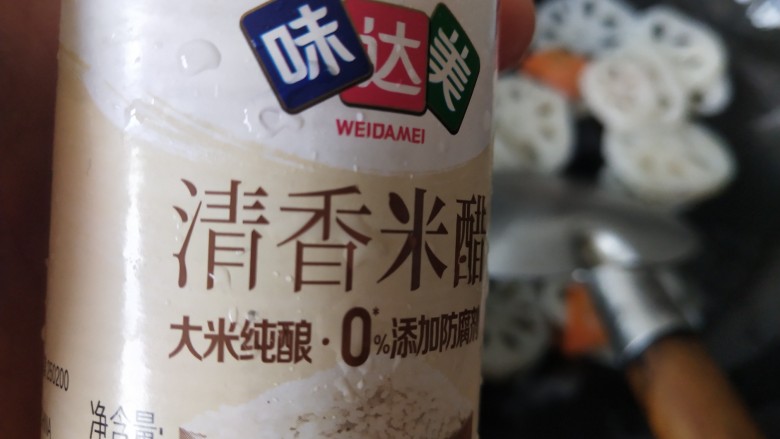 荷兰豆藕片,倒入藕片和胡萝卜炒一下,加几滴醋炒匀