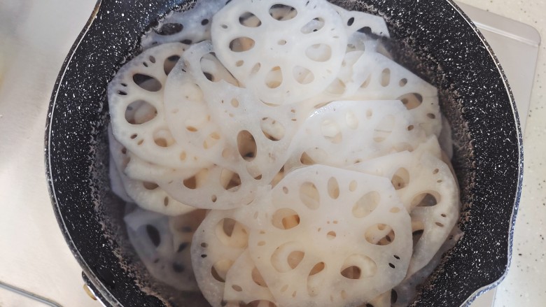 荷兰豆藕片,锅内煮适量清水,水开后下藕片煮一分半钟左右,煮好后捞出