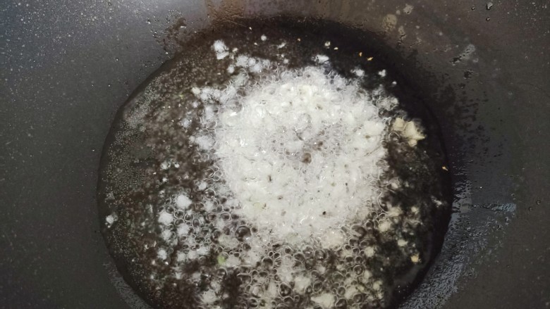 荷兰豆藕片,起油锅,油热后下蒜末,炒香