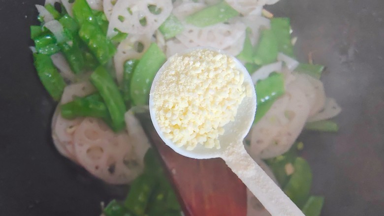 荷兰豆藕片,加少许鸡精,翻炒均匀,即可