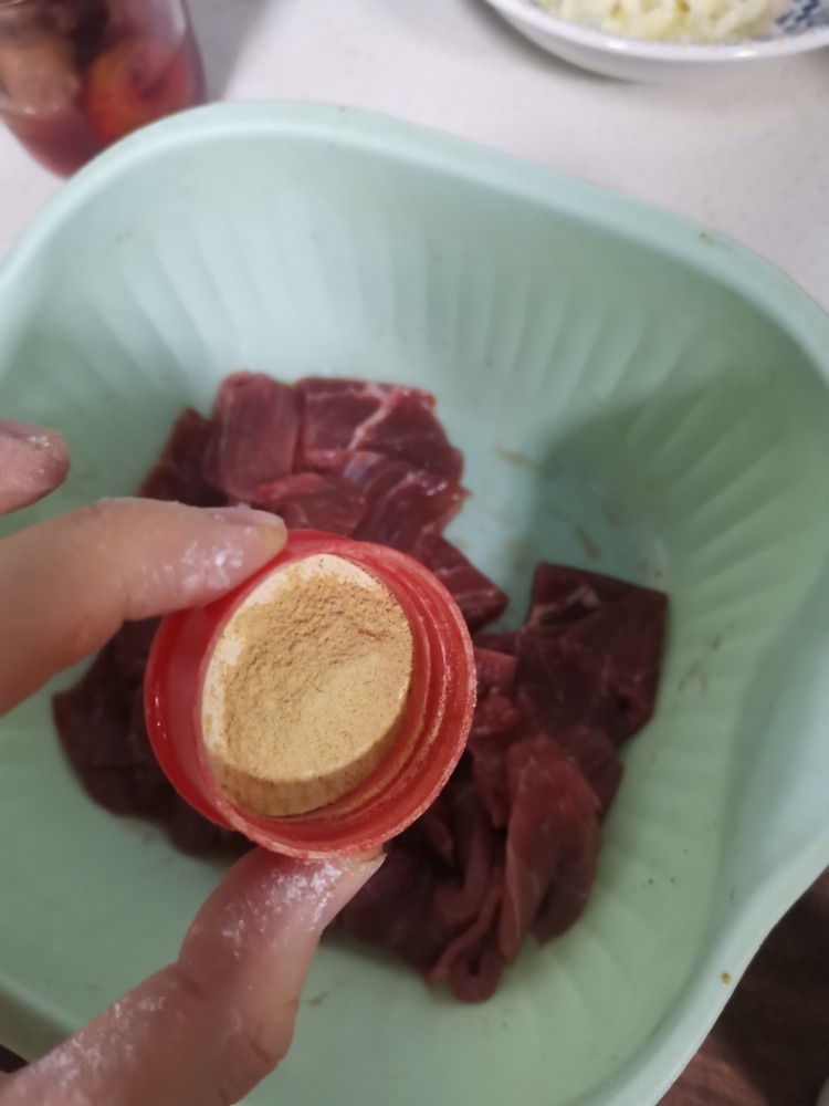 香菜牛肉,白胡椒加入