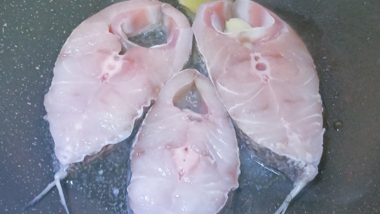 家常鳘鱼,加入鳘鱼煎