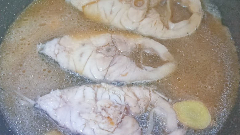 家常鳘鱼,加入适量清水,盖上锅盖焖煮8分钟左右