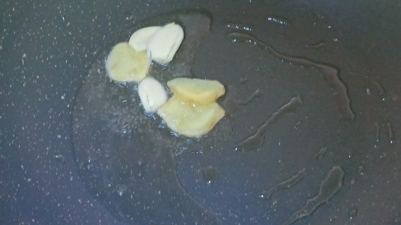 家常鳘鱼,加入姜蒜爆香