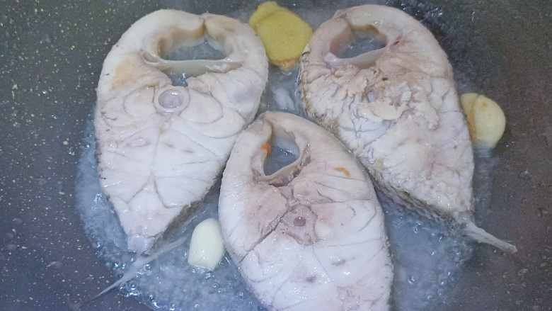 家常鳘鱼,煎好一面后再翻面煎,煎的时间长一点更美味