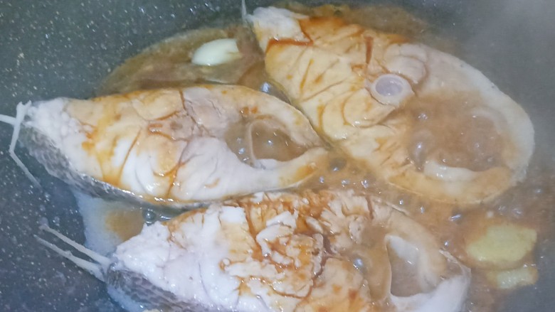 家常鳘鱼,把酱汁倒入锅内