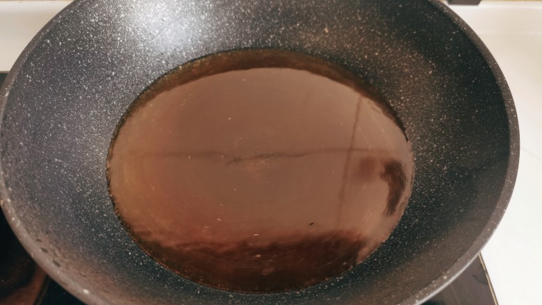 话梅排骨,加入一大碗热水煮沸锅,糖色煮好备用