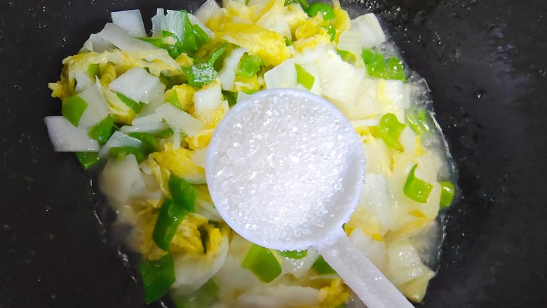 素炒白菜,加少许细砂糖带出鲜味,翻炒均匀,即可