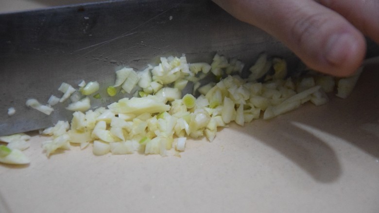 凉拌娃娃菜,大蒜去皮切成蒜蓉