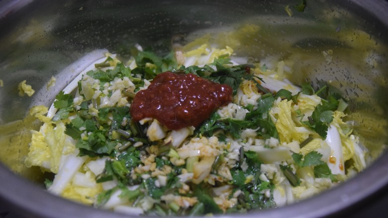 凉拌娃娃菜,加入<a style='color:red;display:inline-block;' href='/shicai/ 793'>米醋</a>、<a style='color:red;display:inline-block;' href='/shicai/ 788'>生抽</a>和黄豆酱，拌匀