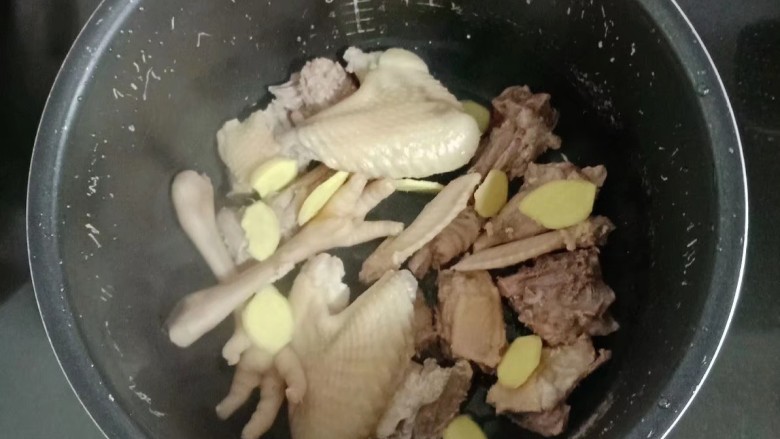 莲藕花生鸡汤,捞出倒入锅中,放入姜片