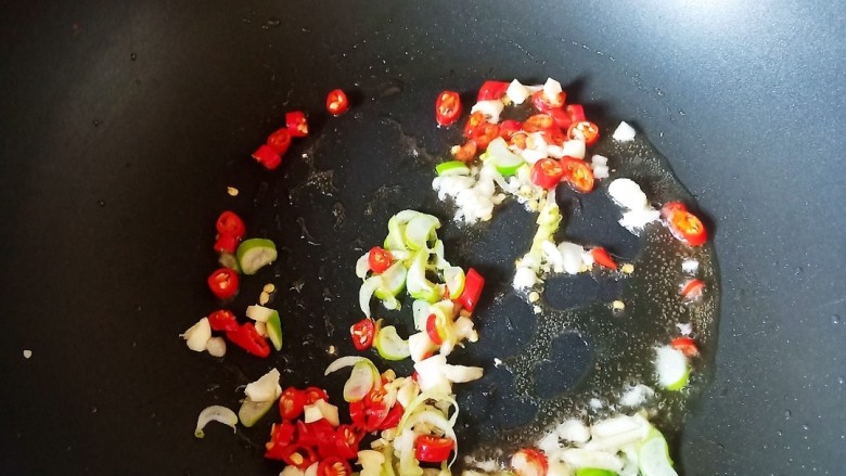 素炒白菜,锅中烧油,爆香葱蒜小米辣