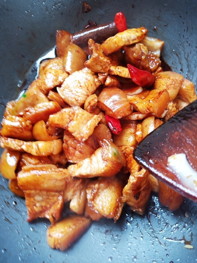 茭白茄子焖肉,锅中烧油,加入猪肉,少许<a style='color:red;display:inline-block;' href='/shicai/ 762'>老抽</a>煸炒后盛出备用。