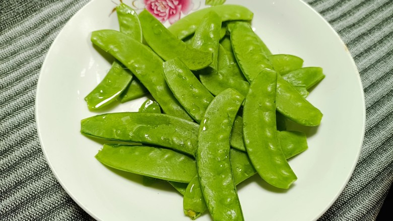 荷兰豆藕片,<a style='color:red;display:inline-block;' href='/shicai/ 81'>荷兰豆</a>去筋,洗净沥水备用