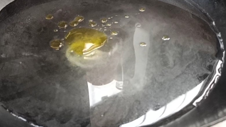 荷兰豆藕片,起锅烧开水,加点油和盐