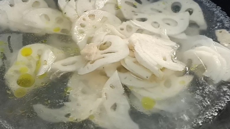 荷兰豆藕片,放入藕片,煮沸后捞出备用