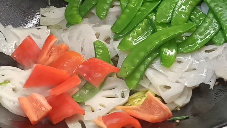 荷兰豆藕片,放入藕片,荷兰豆,红椒块,翻炒均匀