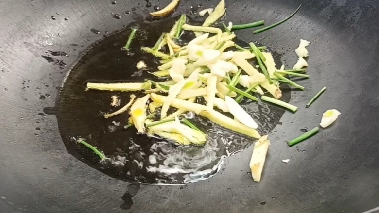 荷兰豆藕片,再起锅烧油,放入葱姜蒜炒香