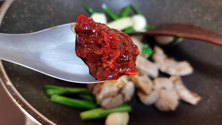 茭白茄子焖肉,加入<a style='color:red;display:inline-block;' href='/shicai/ 705'>豆瓣酱</a>，<a style='color:red;display:inline-block;' href='/shicai/ 10588'>糖</a>