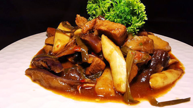 茭白茄子焖肉,汤汁浓淡宜人,茄子与茭白吸满汤汁