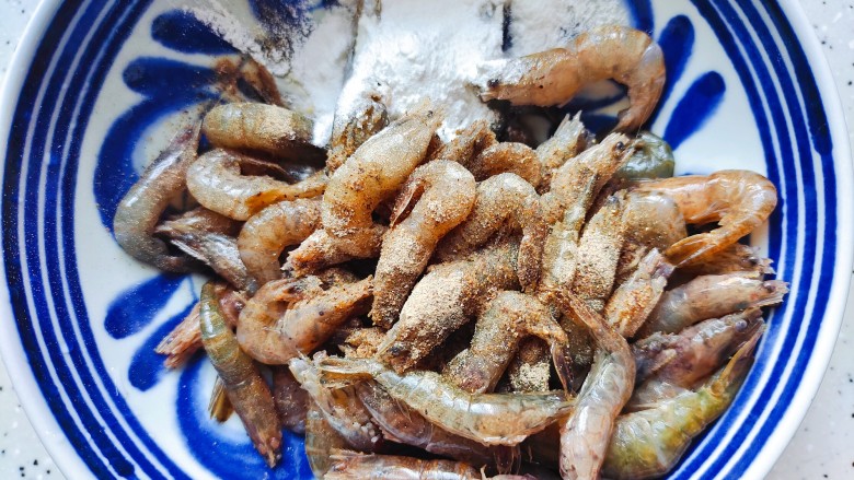 杏鲍菇炒虾仁,加适量胡椒粉、料酒、淀粉,搅拌均匀,备用