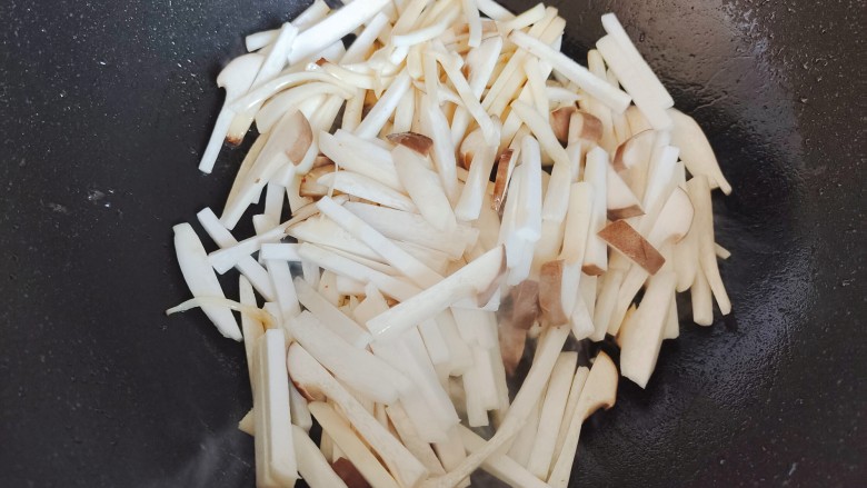 杏鲍菇炒虾仁,锅内留底油,下杏鲍菇