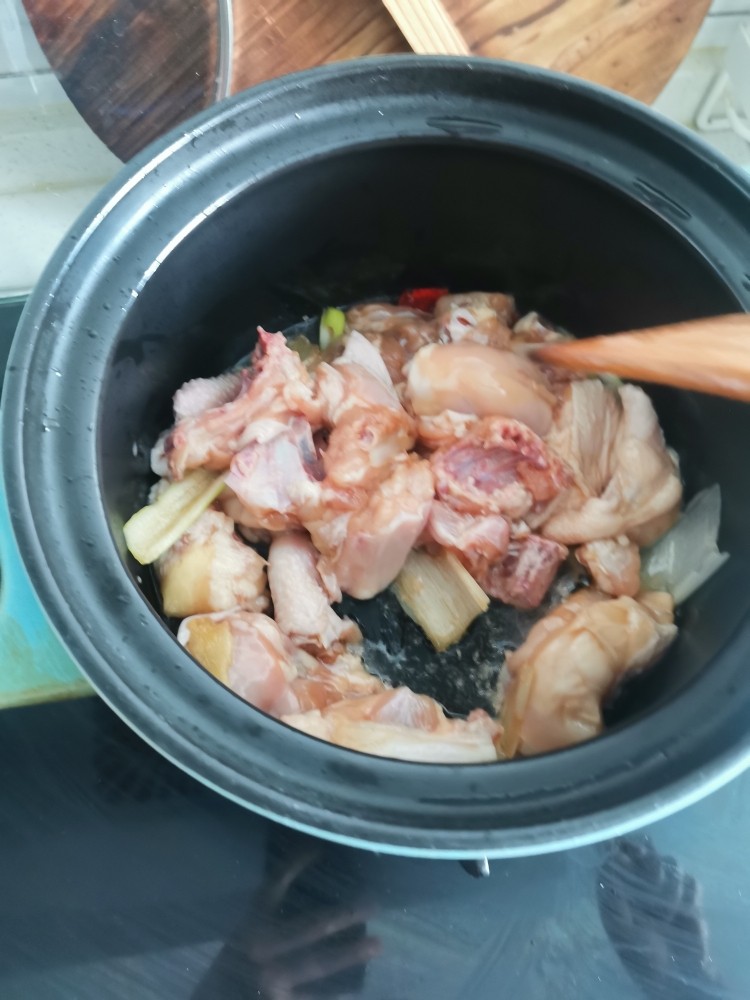 清炖砂锅鸡,加入鸡块