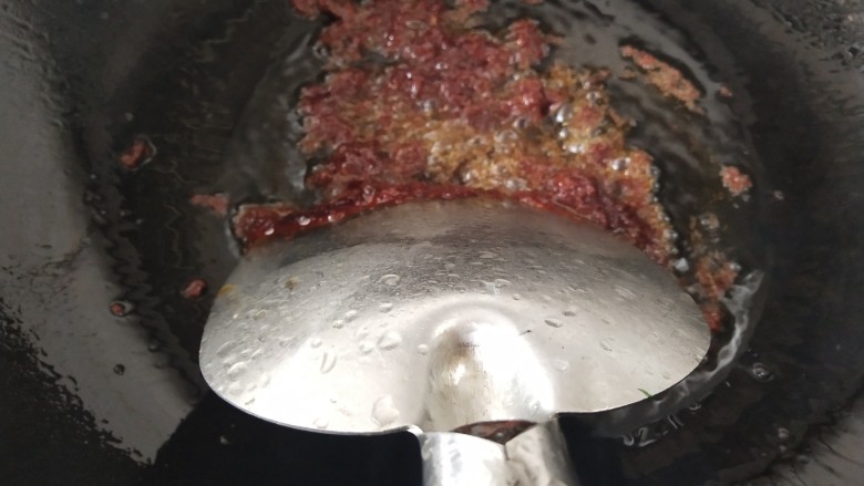 韩式辣酱豆腐,一勺酱炒匀,加入适量开水烧开