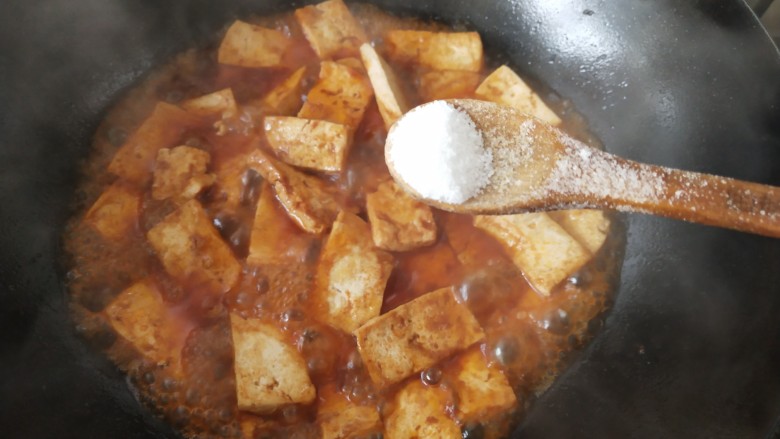韩式辣酱豆腐,加入一勺盐,适量开水烧开后转小火焖烧20分钟
