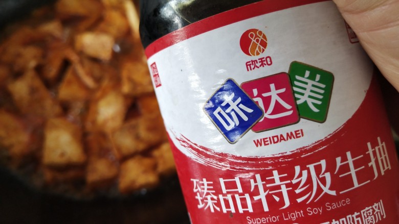 韩式辣酱豆腐,出锅前加入味达美臻品特级生抽少许,开大火收汁
