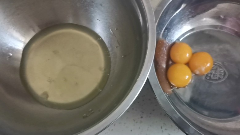 果子蛋糕,先来分离蛋清和蛋黄,把蛋清和蛋黄分离在两个无水无油的盆中,把蛋清拿去冰箱冷冻