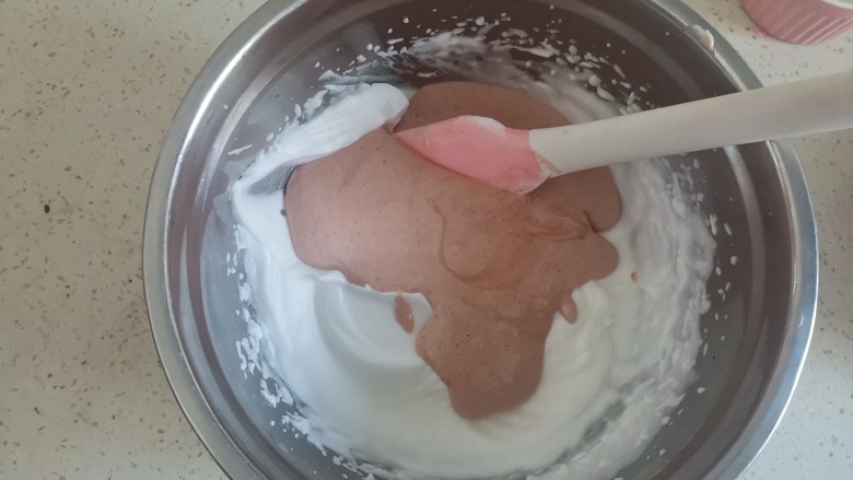 果子蛋糕,在倒入剩余的蛋白霜里,同样的手法翻拌均匀