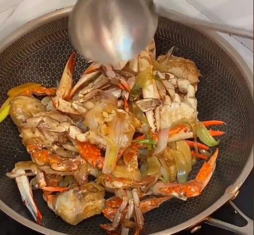 家常炒螃蟹,加<a style='color:red;display:inline-block;' href='/shicai/ 718'>料酒</a>,加盐。