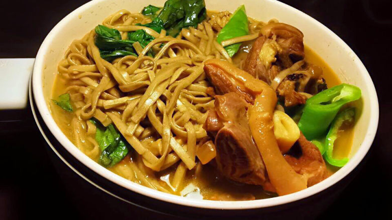 羊肉荞麦面,一锅搞定的美食,天冷也不愁会凉掉,保温吃法,香又不腥。
