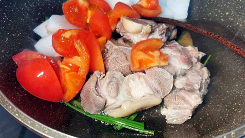 羊肉荞麦面,下西红柿(微酸可以帮助羊肉软化)