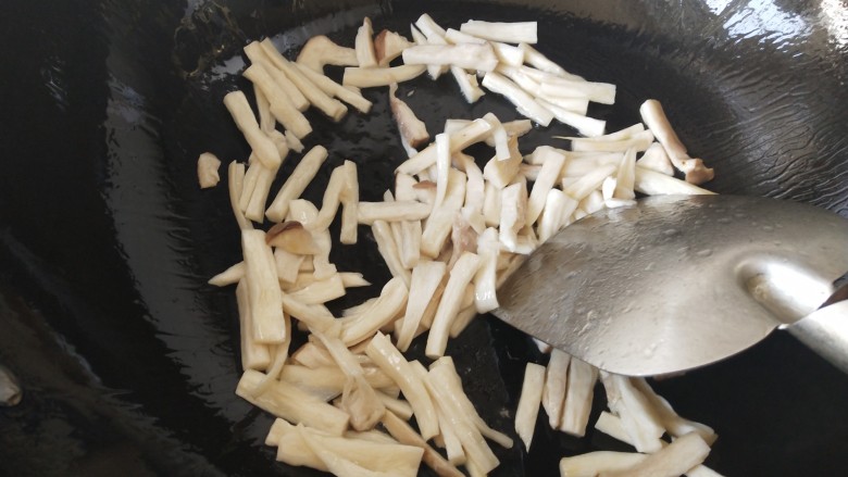 杏鲍菇炒虾仁,锅洗净后,再放油烧热,把撕成杏鲍菇条放入锅里炒出水分