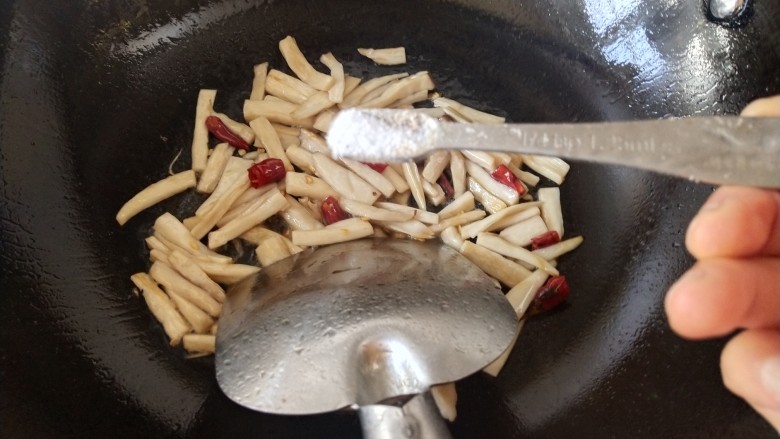 杏鲍菇炒虾仁,一小勺盐炒匀,加入适量开水略炒一下