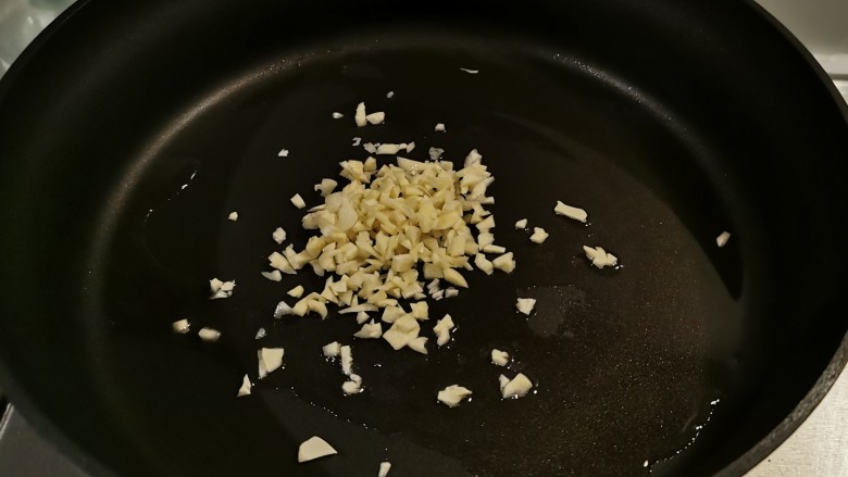 荷兰豆藕片,起油锅放入食用油,油热后放入蒜碎炒出香味。
